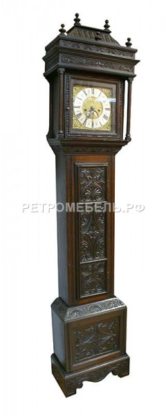 Антикварные напольные механические часы с боем в готическом стиле.